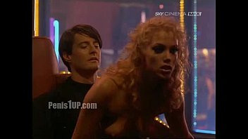 Play Elizabeth Berkley - Showgirls (lapdance)