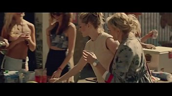 Play Amanda Seyfried in While We're Young (2014)