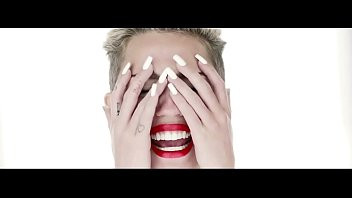 Play Miley Cyrus in Wrecking Ball 2013