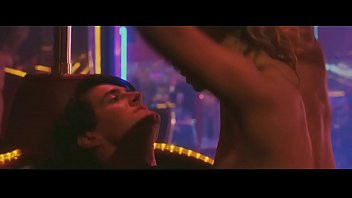 Play Elizabeth Berkley in Showgirls (1995)