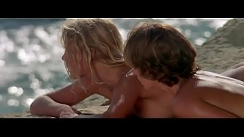 Play Daryl Hannah, Valérie Quennessen in Summer Lovers (1982) - 2