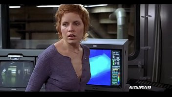 Play Kim Dickens in Hollow Man 2000
