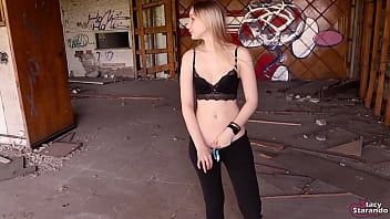 Play Beautiful Sex With a Student Girl In An Abandoned Building.