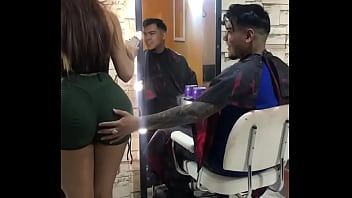 Play CORTE DE CABELLO EN ESTETICA TERMINA TOCANDOLE SU RICO CULO